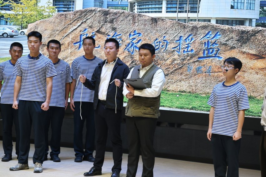 图 2  演出第二幕——陈嘉震的学生们正在参与绳结比赛.jpg